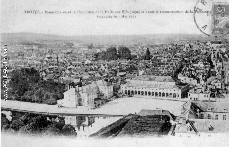Avant 1896 / Vue aérienne de la Préfecture et de l'ancienne Halle au Blé