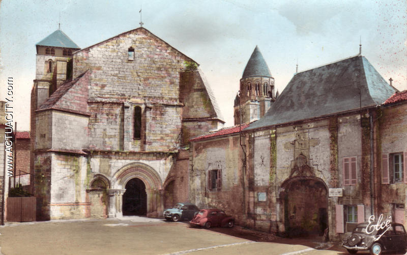 Eglise de Saint Palais
Au fond, Sainte Marie des Dames
