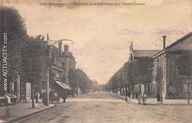 Bourges l'avenue de la République et le marché couvert