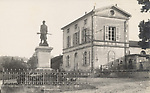 Monument aux morts et la mairie