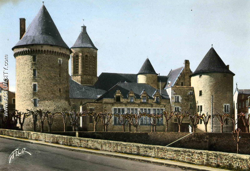 Le château (1150-1160) Construit par les Hospitaliers de Saint-Jean de Jérusalem qui prirent le nom 