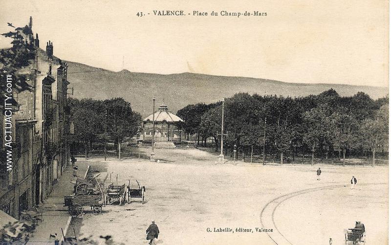 Place du Champs de Mars - Collection Jean-Yves BERSIO