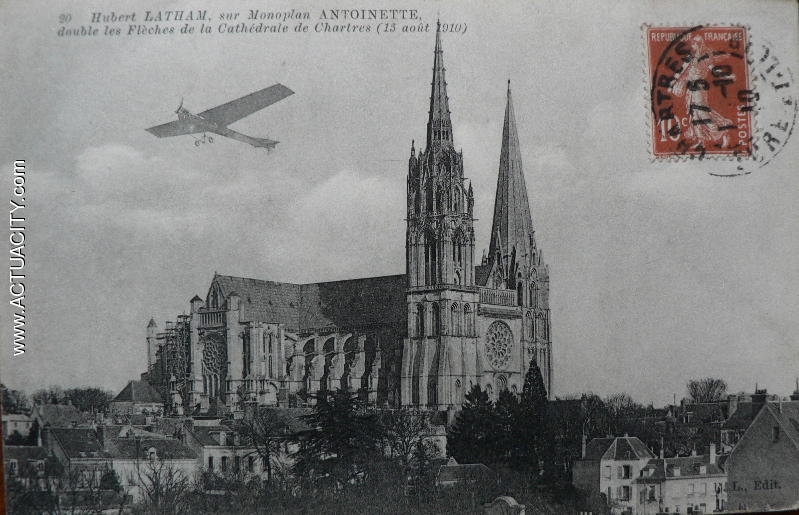 Hubert LATHAM sur monoplan ANTOINETTE, double les flèches de la Cathédrale (13 août 1910)