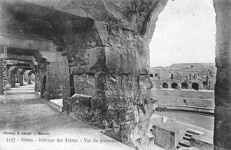 L'amphithéâtre — Le promenoir, vers 1910