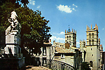 La Fontaine des Licornes et les tours de la cathédrale St-Pierre