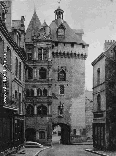 L'Hôtel de Ville et Porte Picois