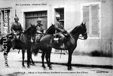 Officiers et Sous officiers d'Artillerie Bavarois dans la rue d'Alsace