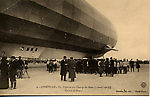 Un dirigeable allemand type Zeppelin attérit sur le terrain de manoeuvres