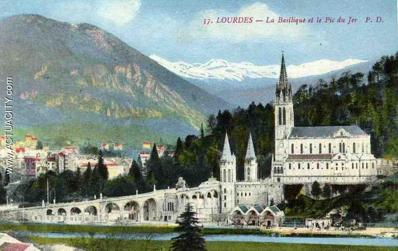 Lourdes - La Basilique et le Pic du Jer