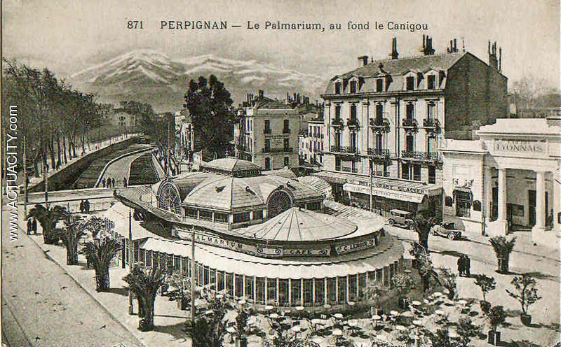 Perpignan, le Palmarium, au fond le Canigou