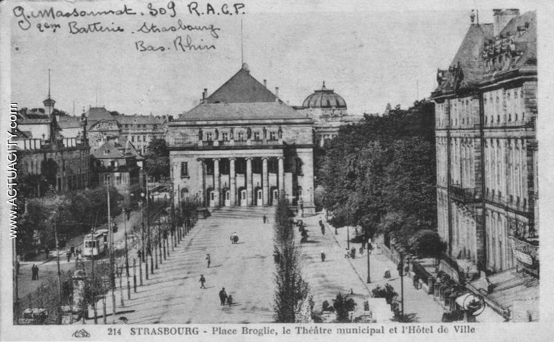 Place Broglie, le théâtre municipal et l'hôtel de ville