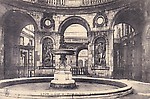 Lyon; Hôtel de ville, cour avec fontaine et arcades.