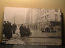 Inondation de janvier 1910 : Embarcadère Quai des Grands Augustins, face à la rue Gît le Cœur.