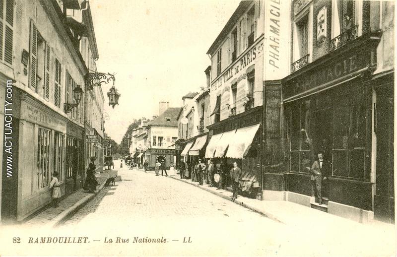 Carte postale ancienne de Rambouillet (78120)  La rue Nationale