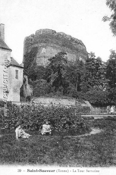 Le donjon roman, dit "Tour Sarrazine", vu du Parc (vers 1910)