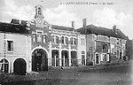 La Halle et, au-dessus, la Justice de Paix, entre 1897 et 1903 (1er tirage de la carte)